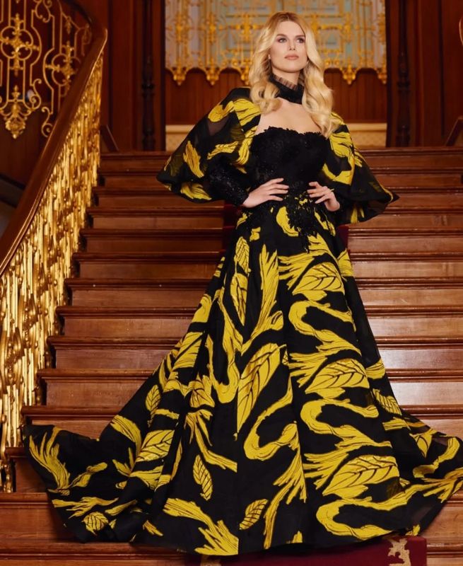 Vestido largo con mangas desmontables, color negro con estampado amarillo. Talla S