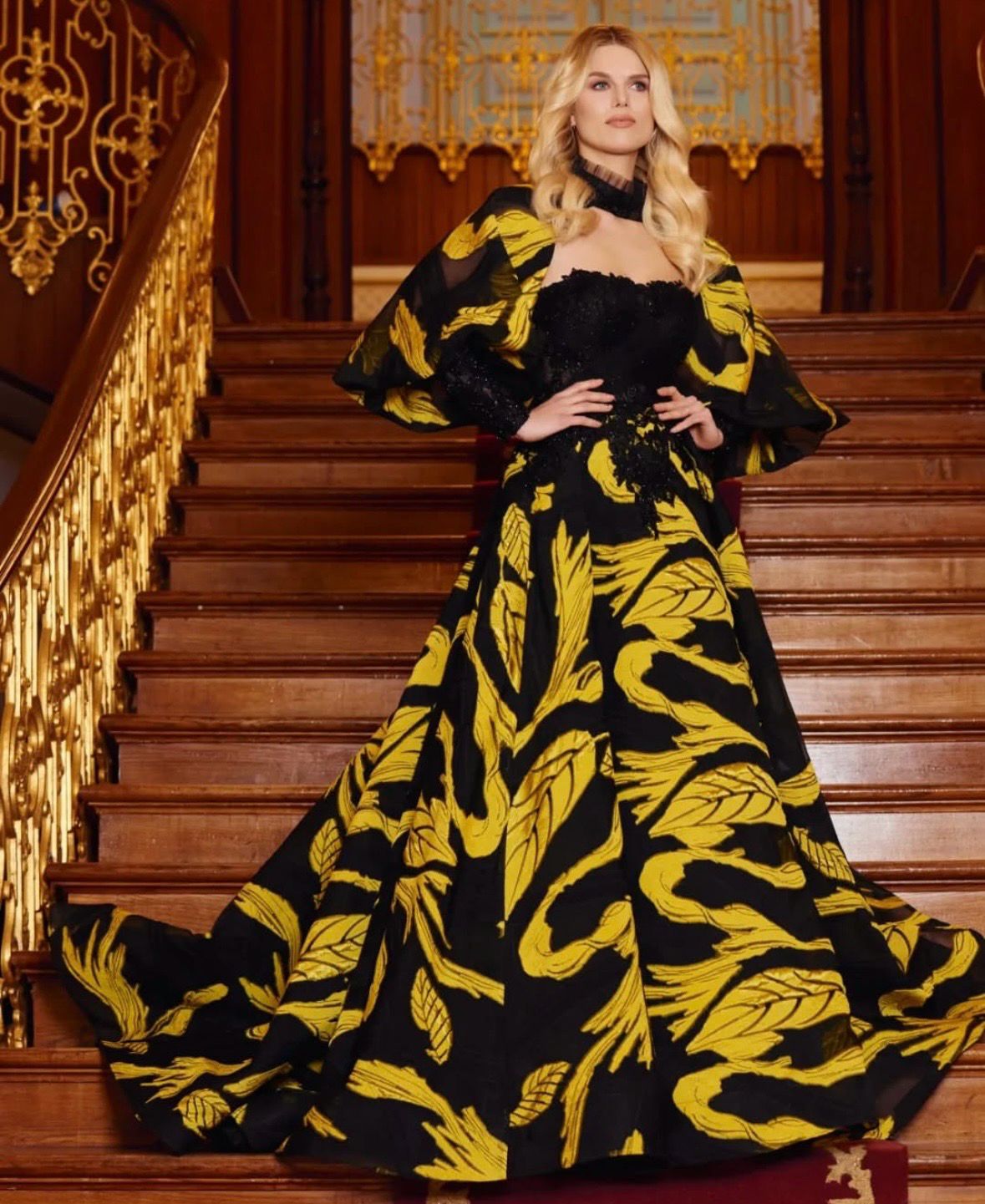 Vestido largo con mangas desmontables, color negro con estampado amarillo. Talla S