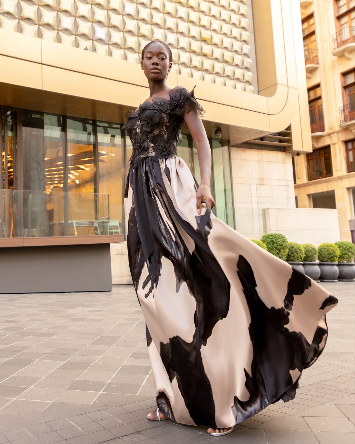 Vestido largo Negro con tonos beige Talla: 42 Vestido largo Negro con tonos beige Talla: 42