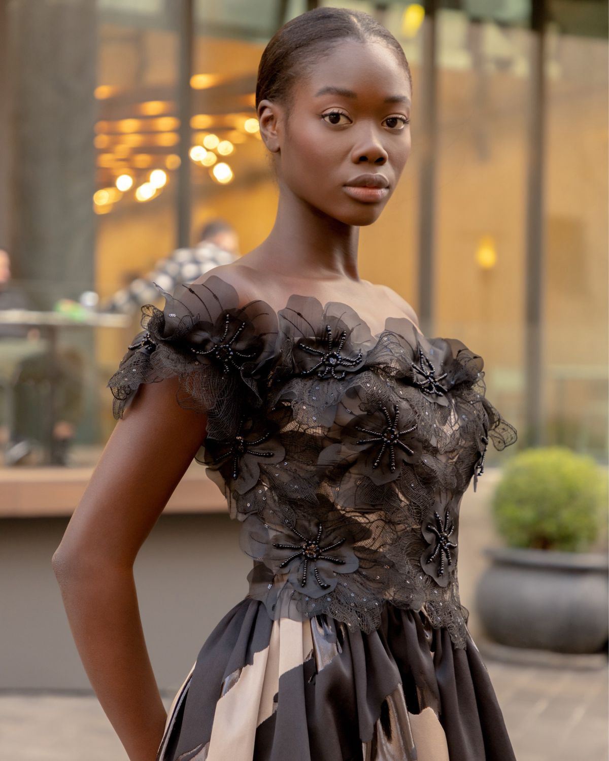 Vestido largo Negro con tonos beige Talla: 42 Vestido largo Negro con tonos beige Talla: 42