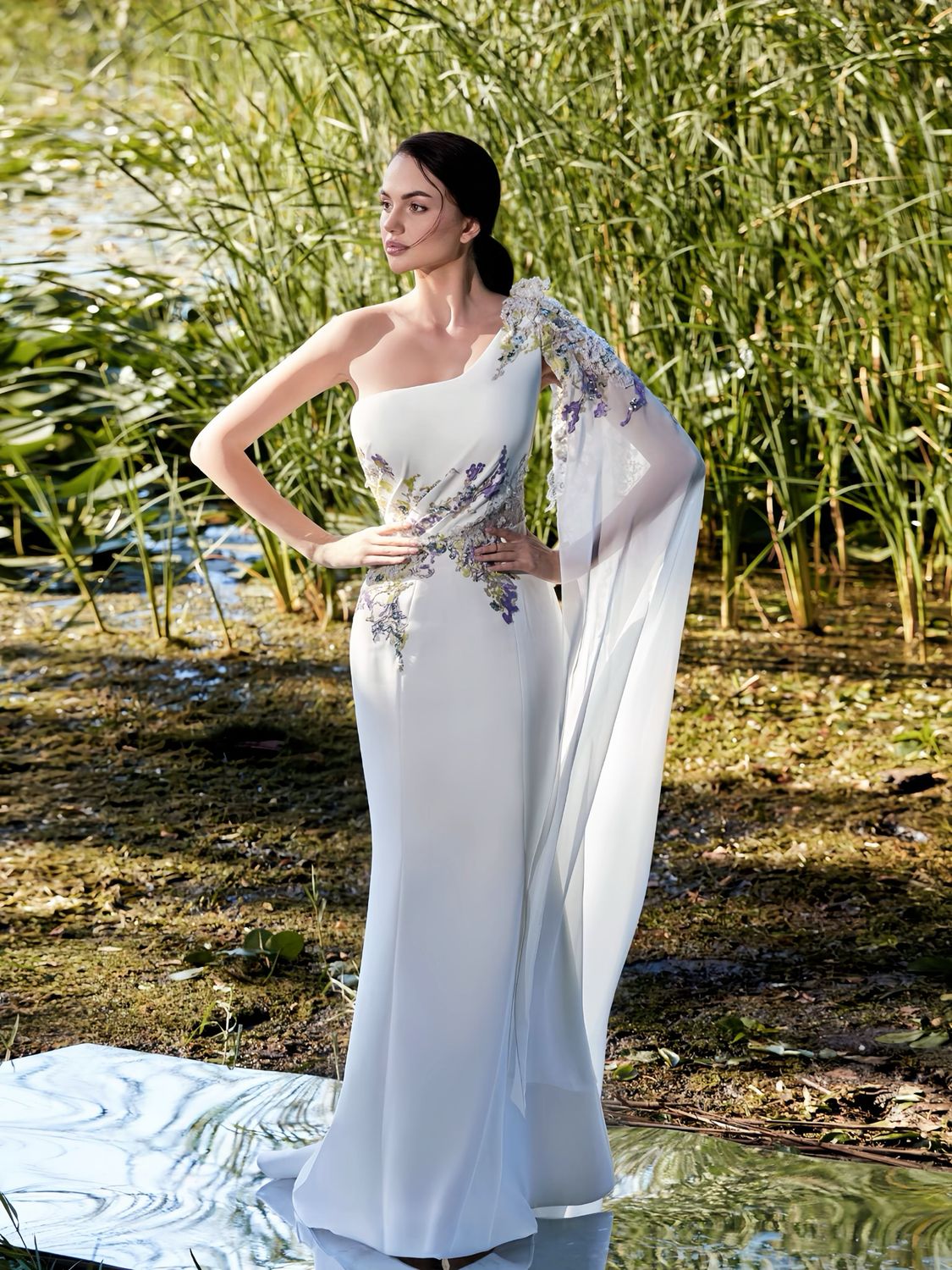 Vestido largo con una manga, color blanco. Talla L