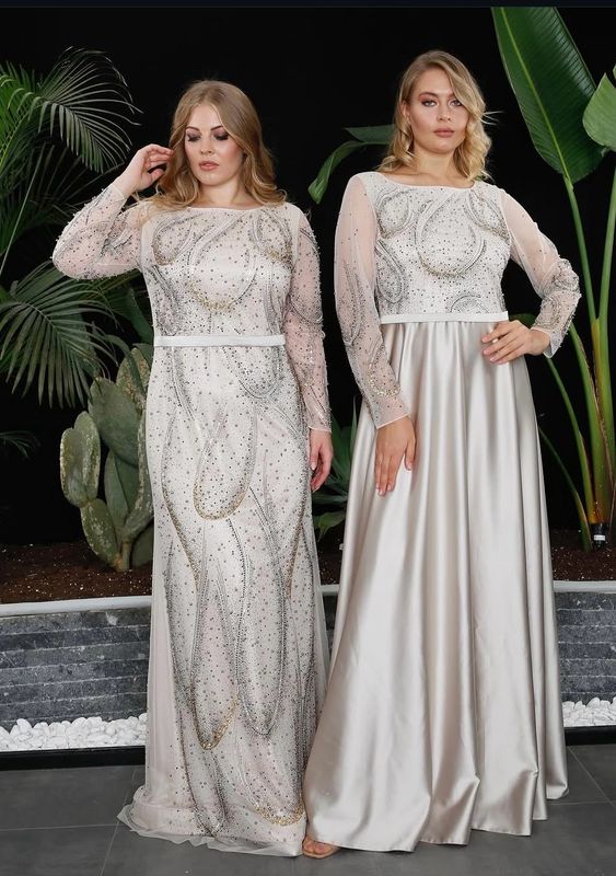 Vestido largo corte recto con mangas, color beige. Talla M y L