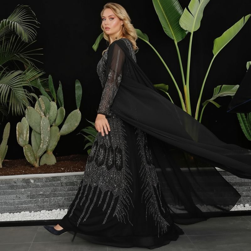 Vestido largo corte recto con mangas, color negro. Talla M y L