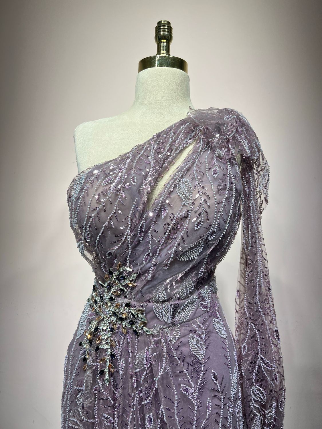 ONE SHOULDER ELEGANCE