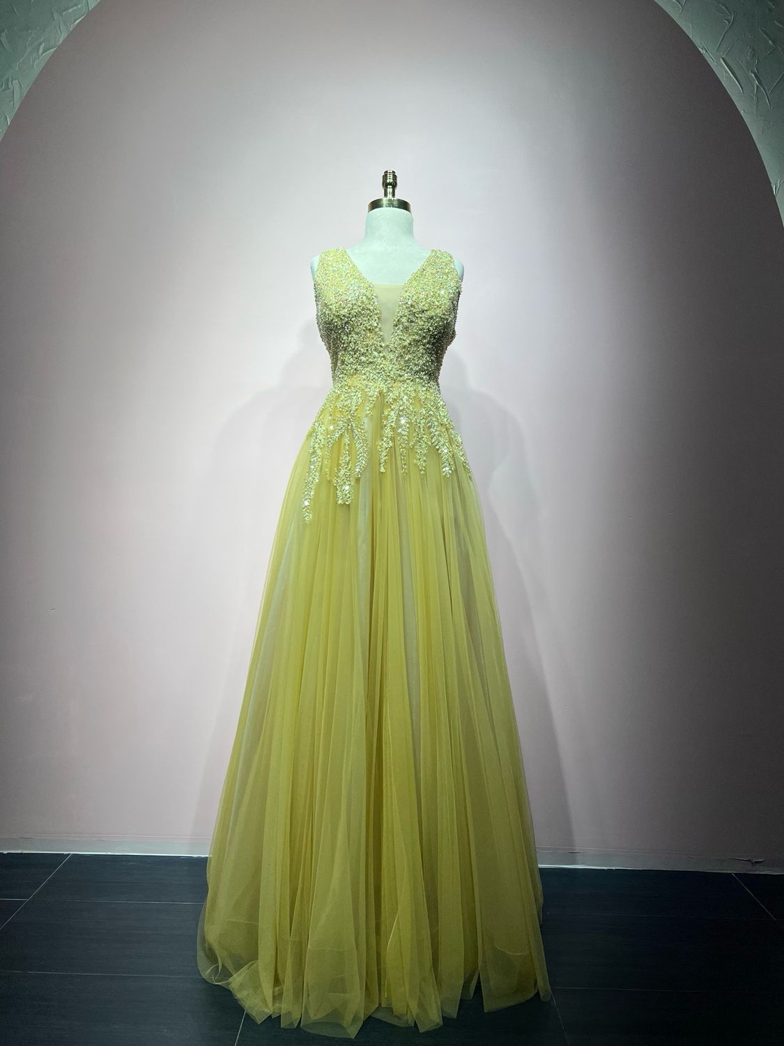 Vestido largo corte A, color amarillo mostaza pálido. Talla S