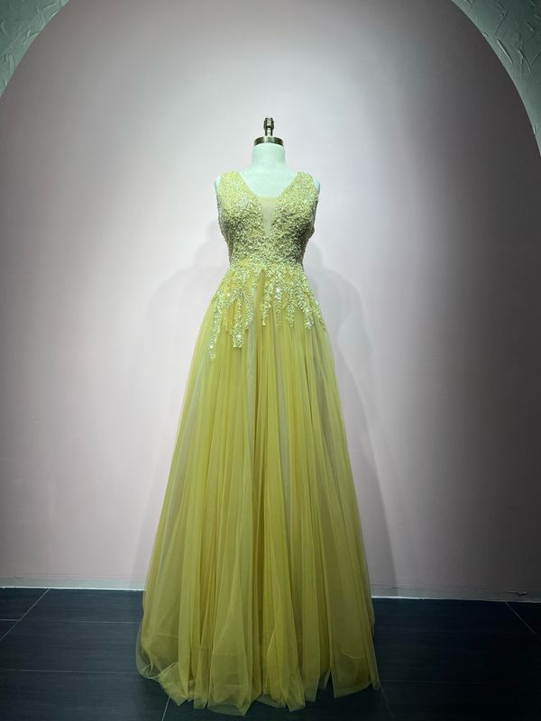 Vestido largo corte A, color amarillo mostaza pálido. Talla S