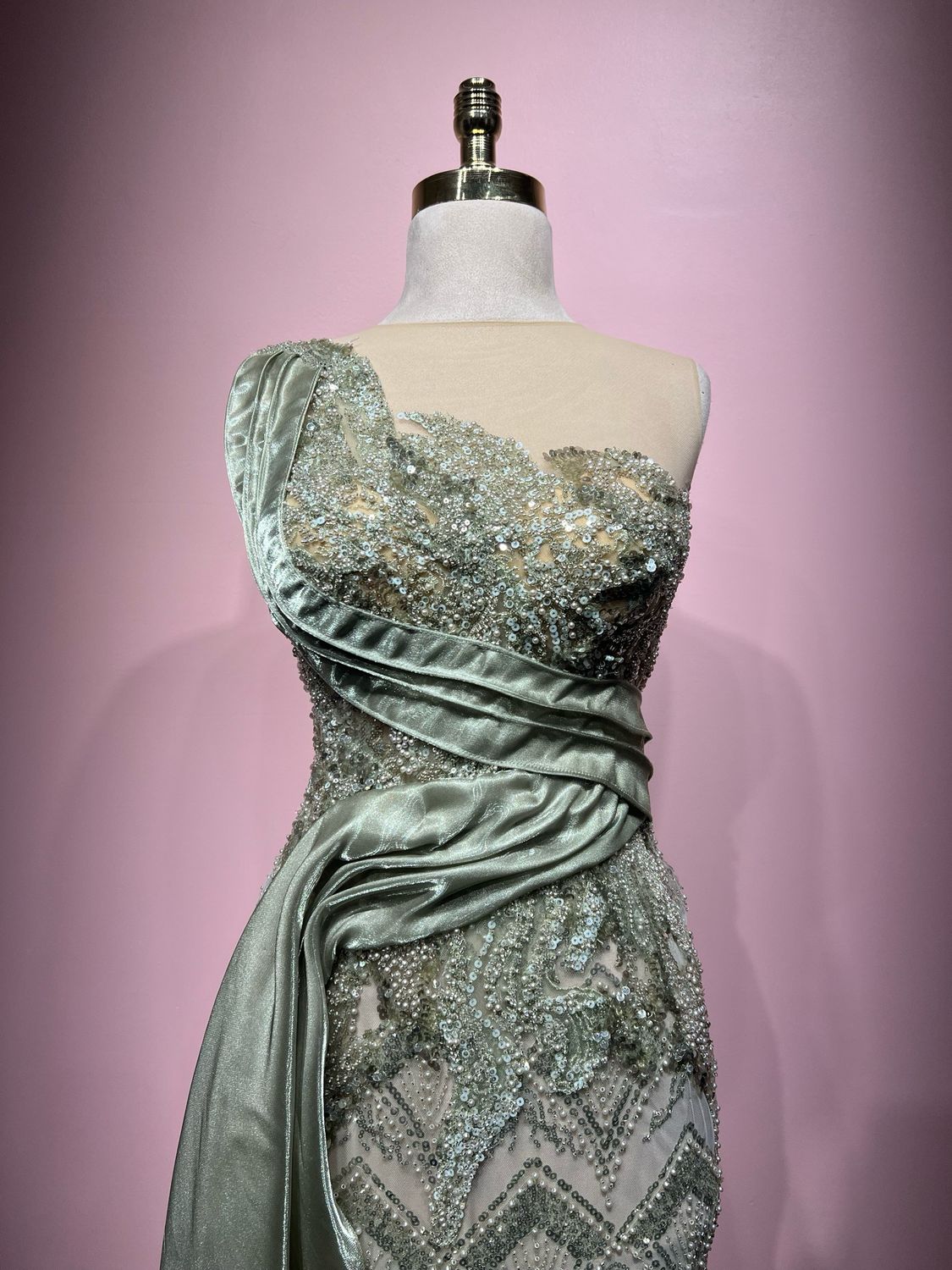 Vestido largo corte sirena, color verde olivo. Talla M