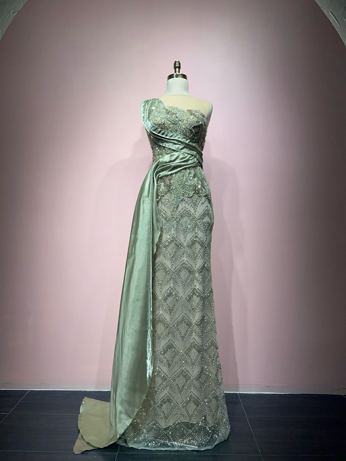 Vestido largo corte sirena, color verde olivo. Talla M