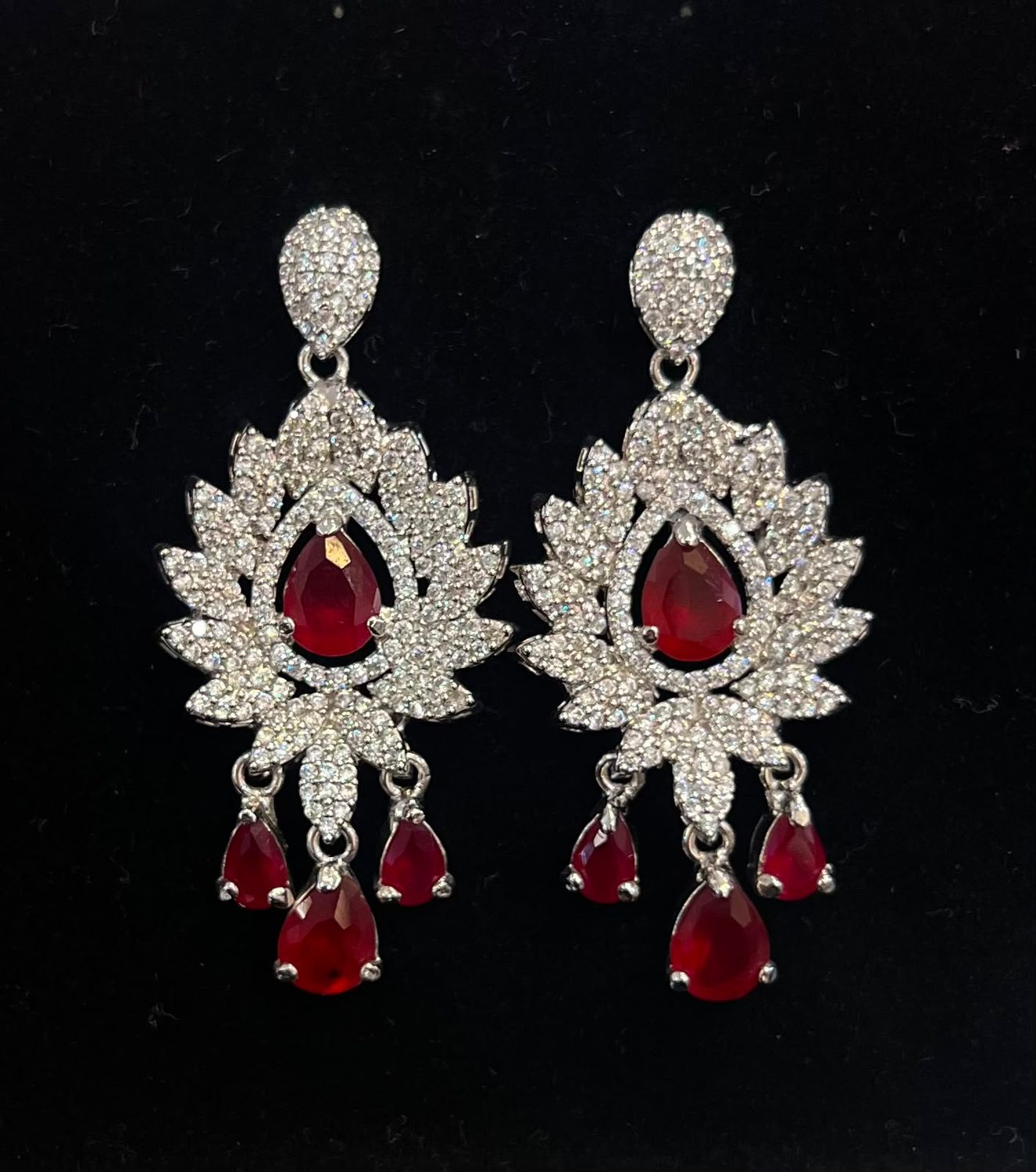 Aretes plateados con piedras rojas  y verdes