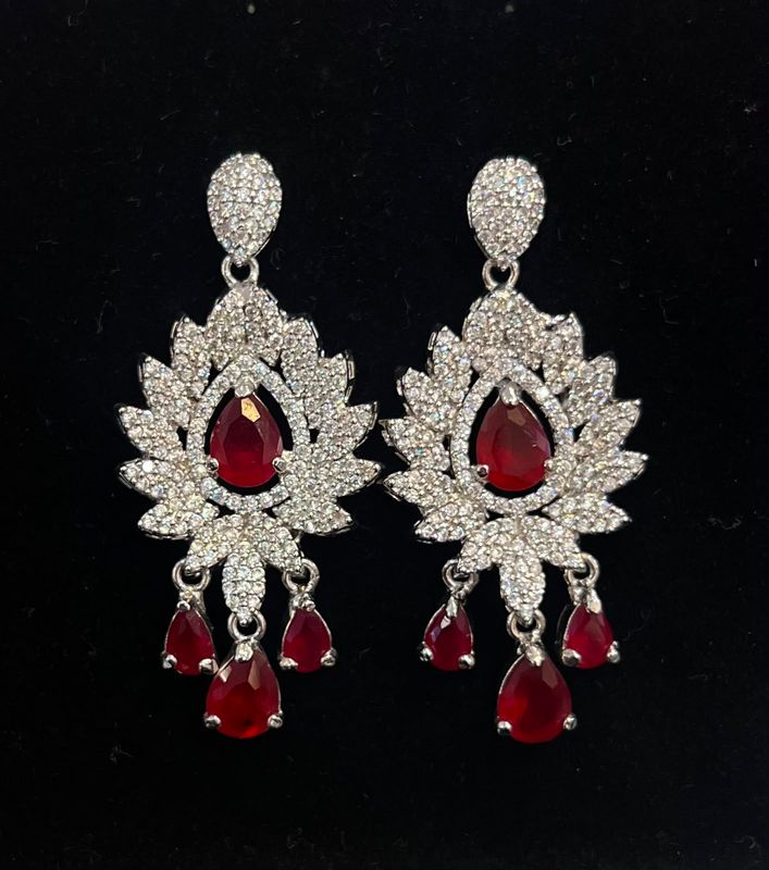 Aretes plateados con piedras rojas  y verdes