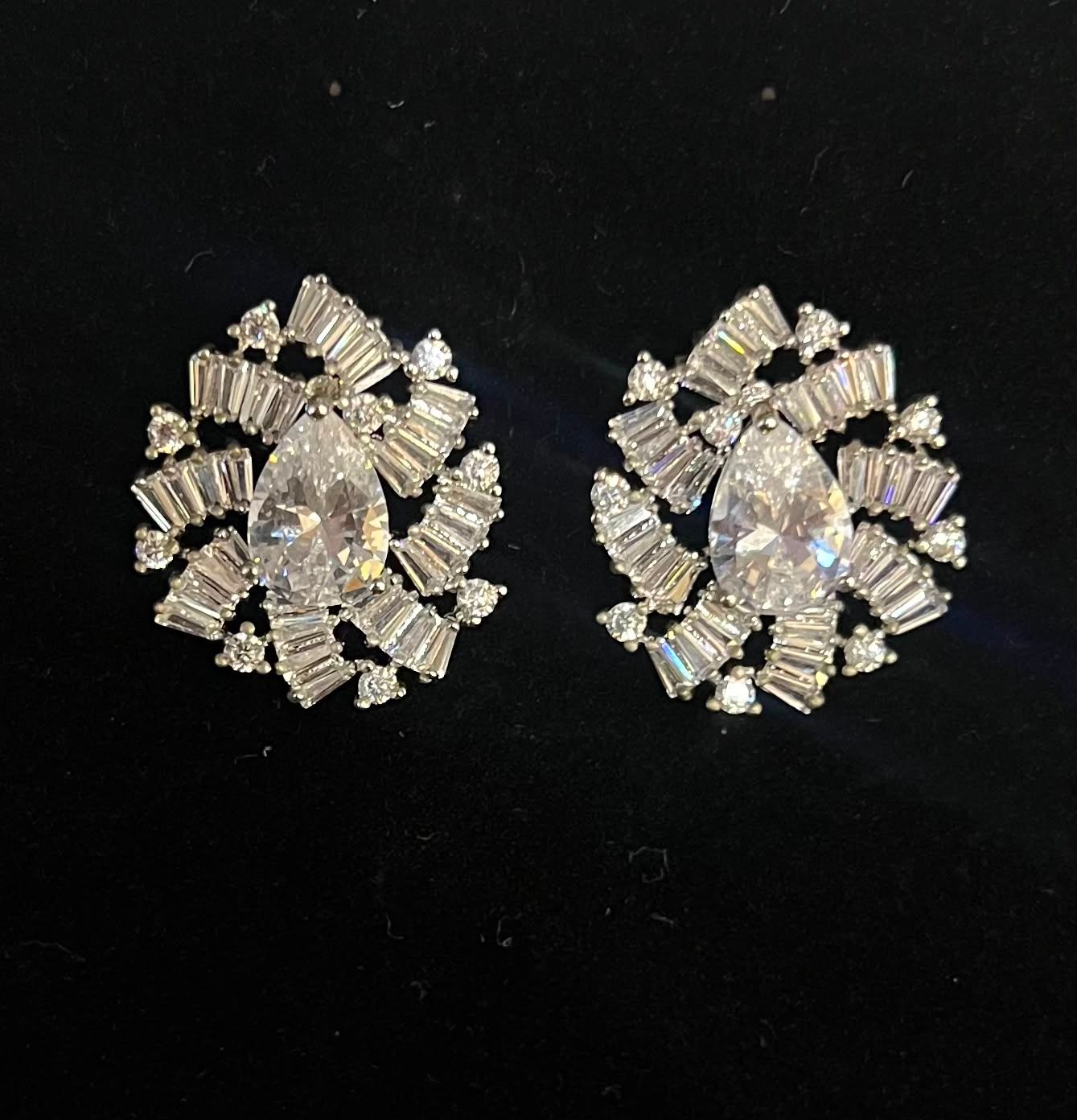 Aretes pequeños con cristales