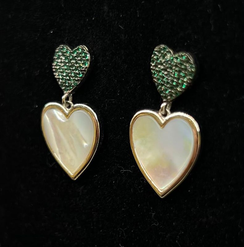Arete de corazones concha nácar y cristales verde esmeralda