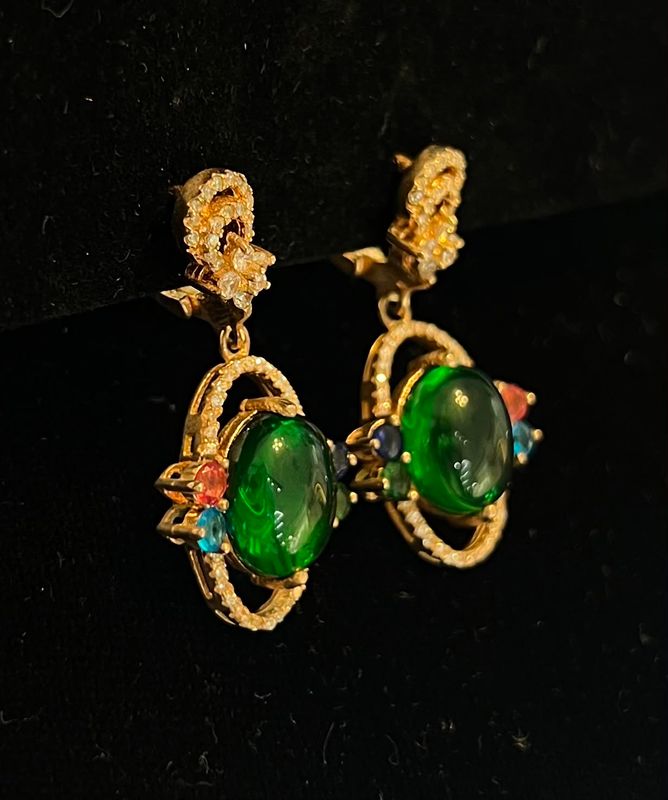 Aretes colgantes medianos en rose gold y  esmeralda con dije