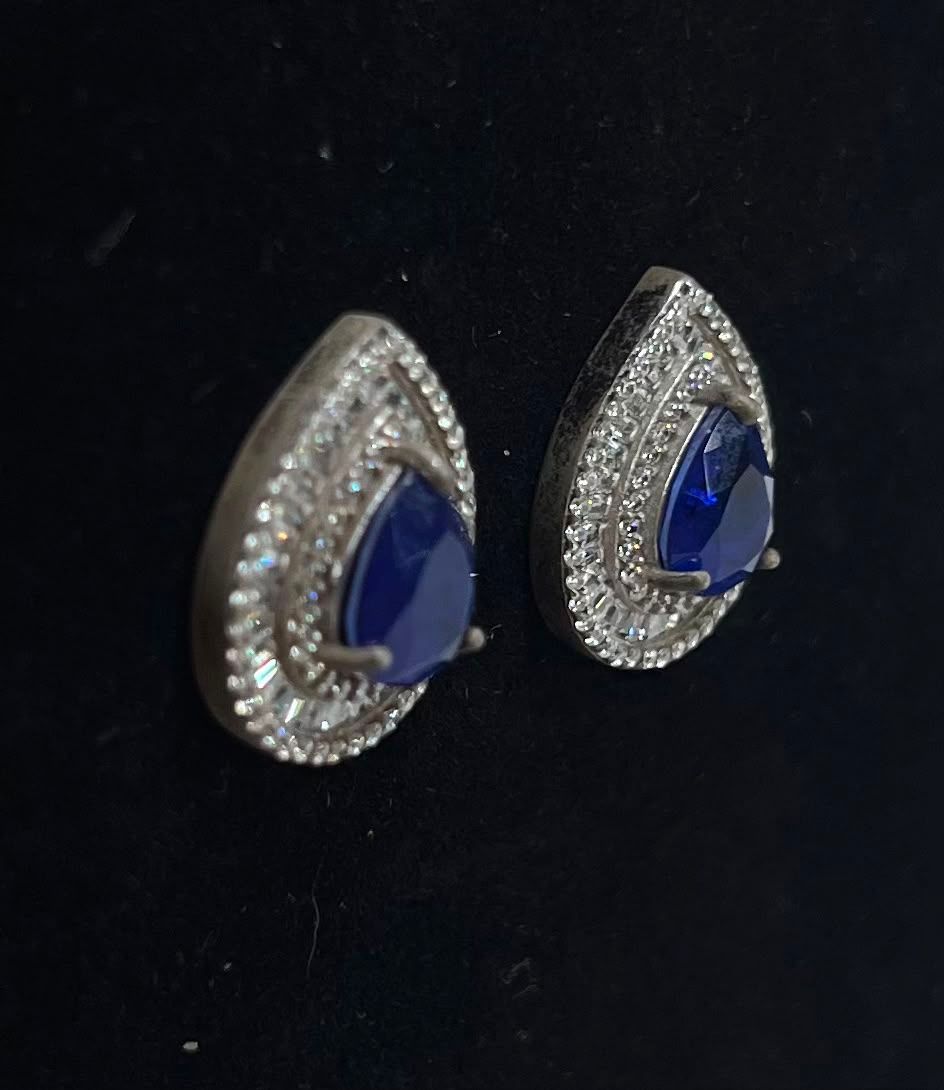 Aretes chicos de gota con cristales y piedra azul