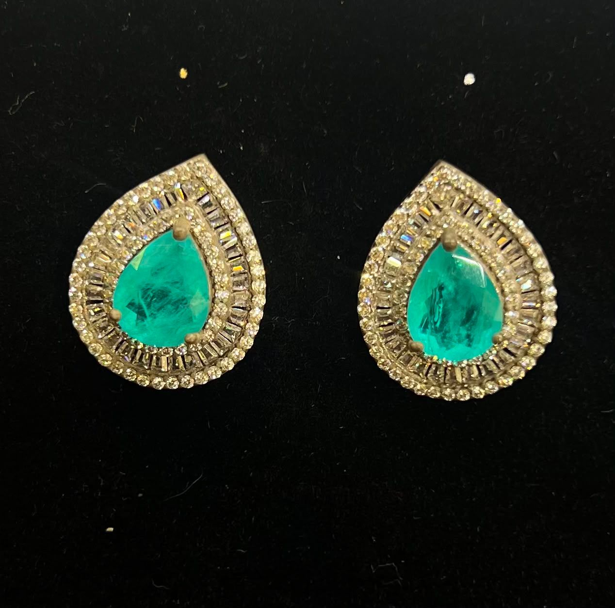 Arete de gota con cristales y piedra aqua