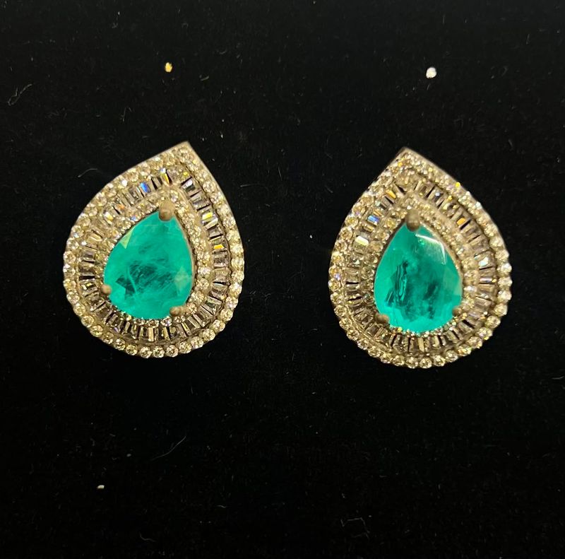 Arete de gota con cristales y piedra aqua
