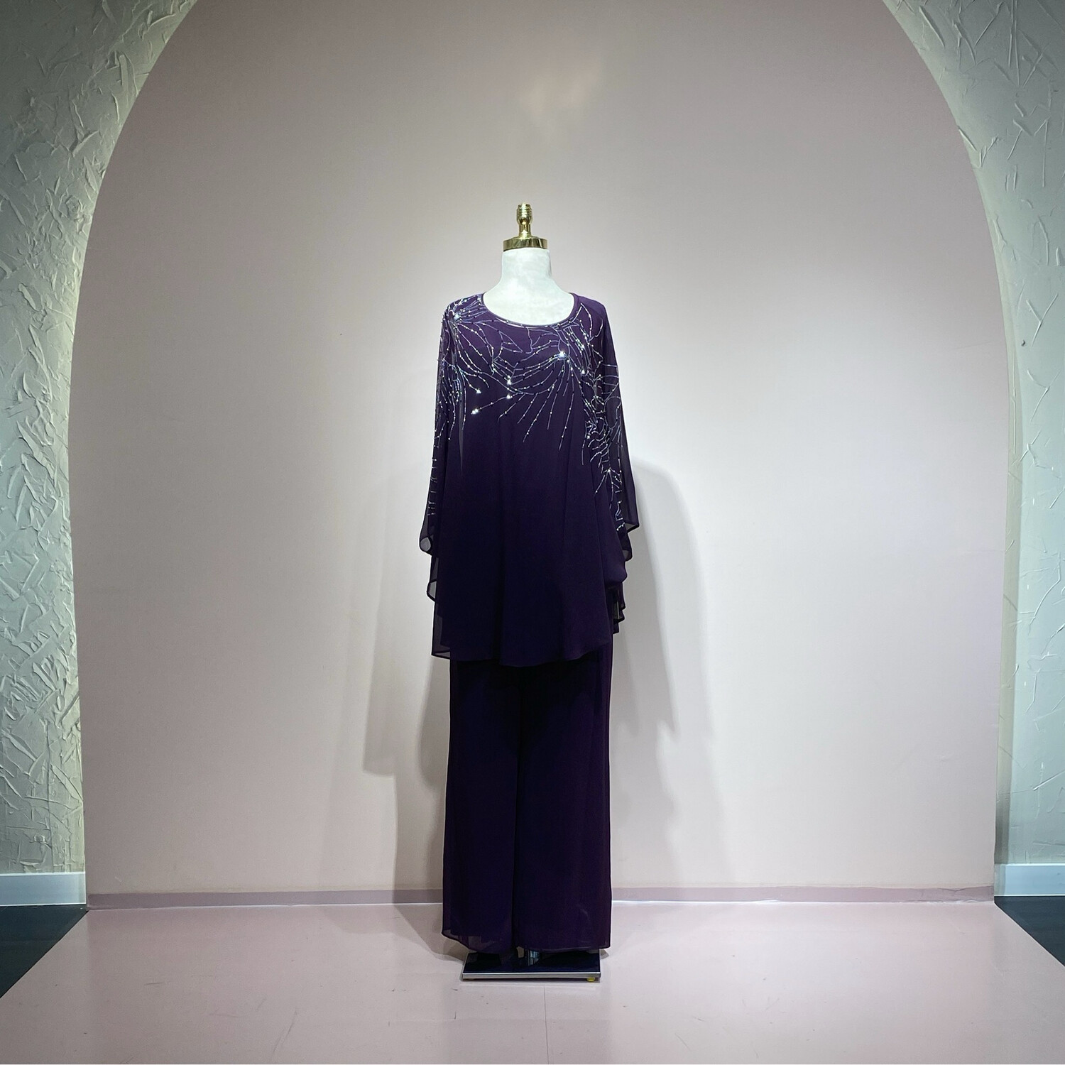Conjunto de blusa-pantalón, color morado. Talla M