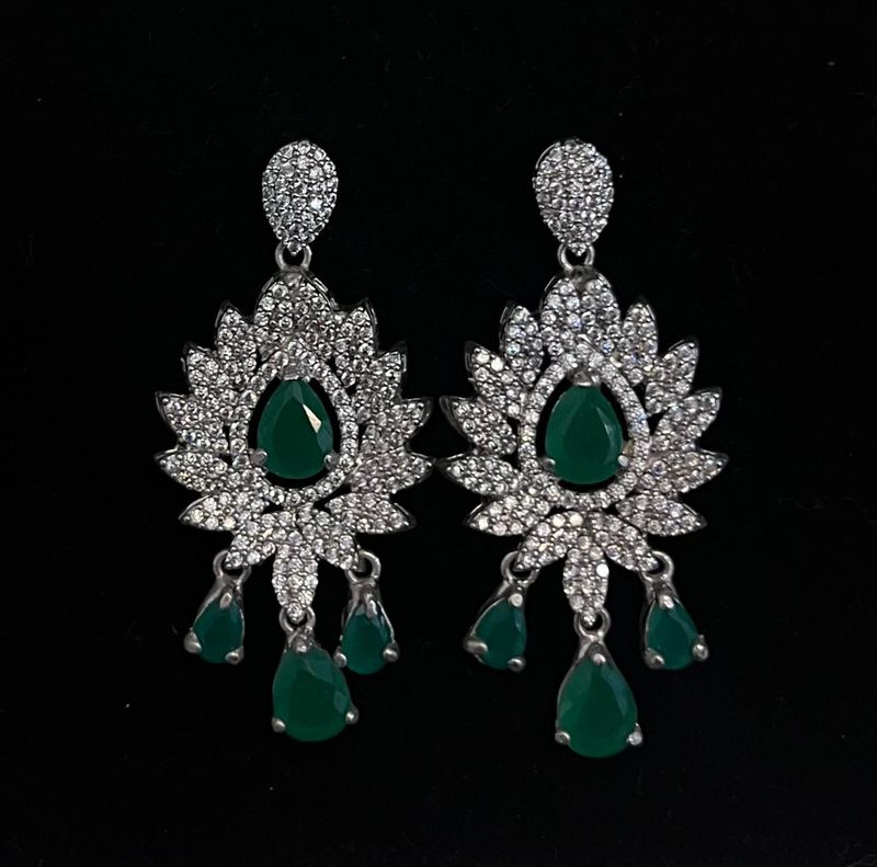 Aretes colgantes con pedrería verde