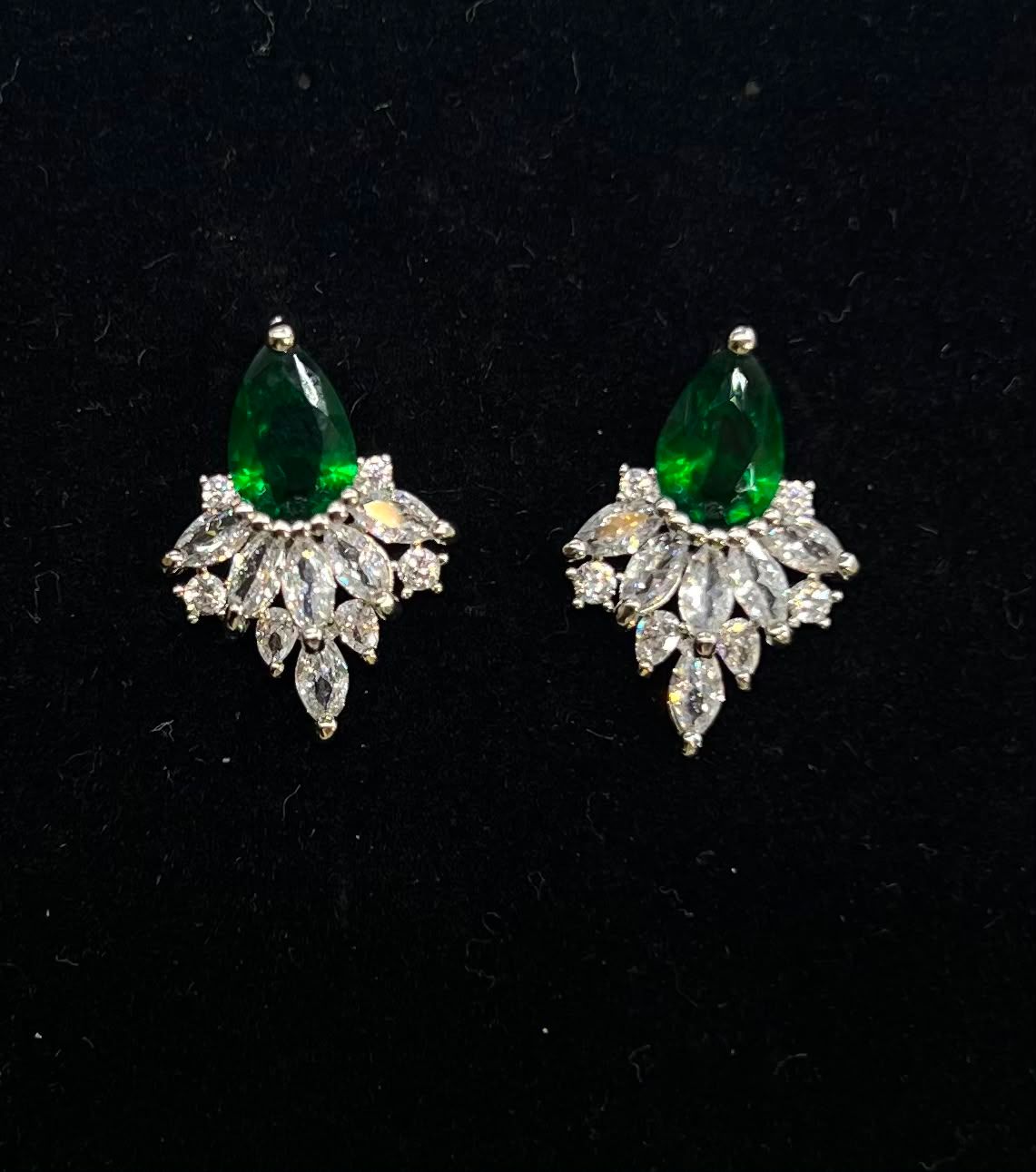 Aretes pequeño de con crital verde