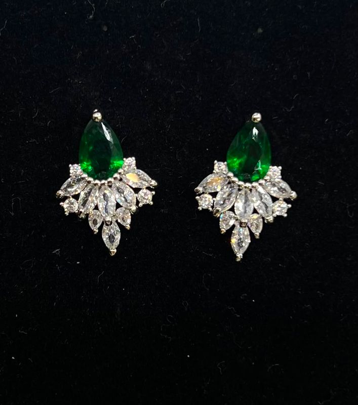 Aretes pequeño de con crital verde