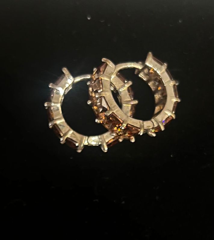 Arete tipo argollita con cristales chocolates