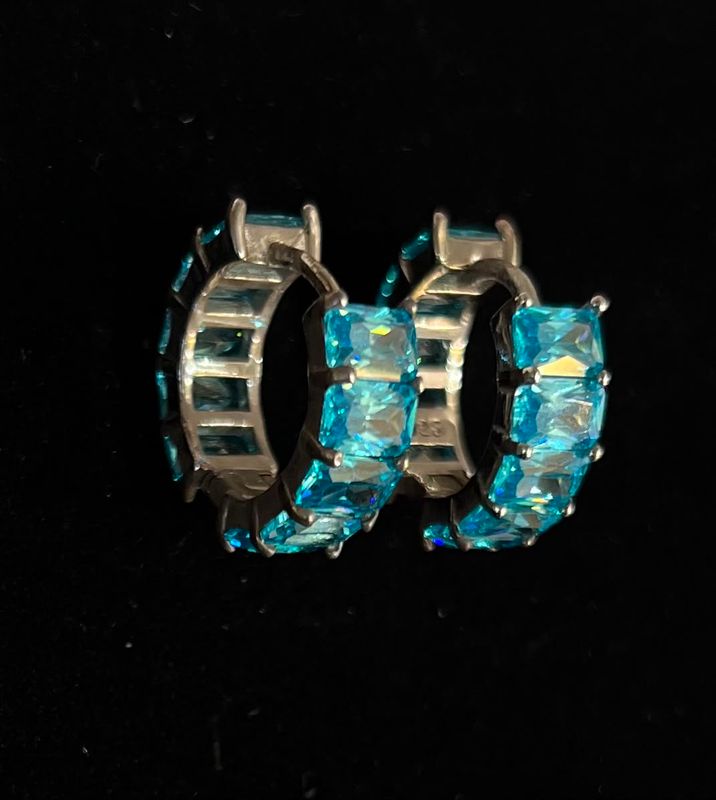 Arete tipo argolla con cristales aqua