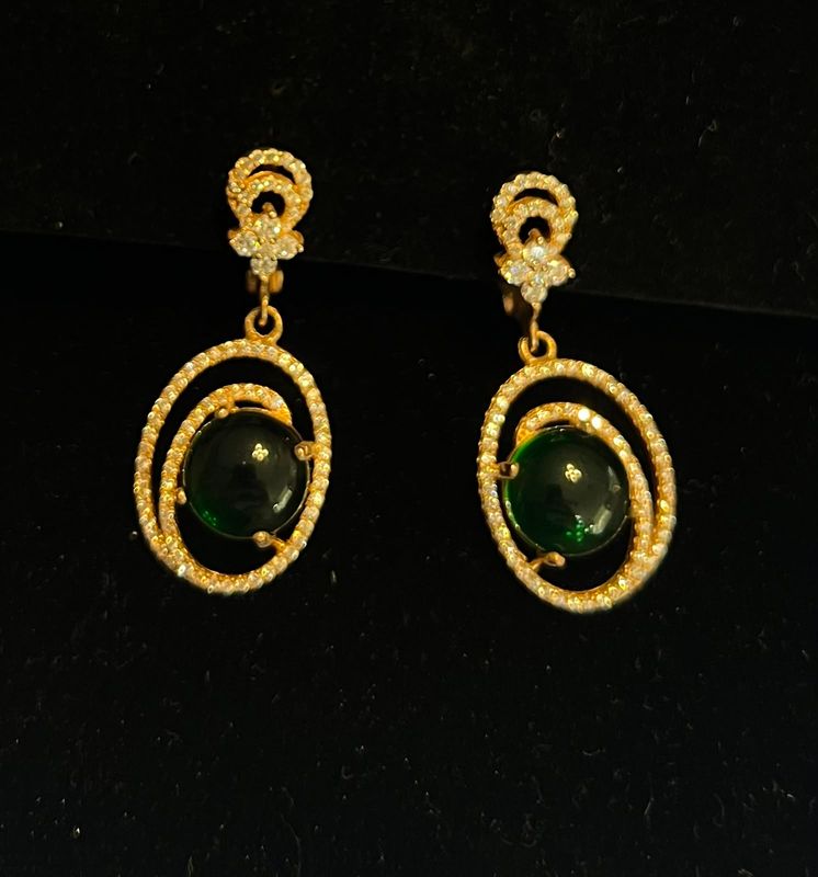 Aretes rose gol con cristales y piedra verde