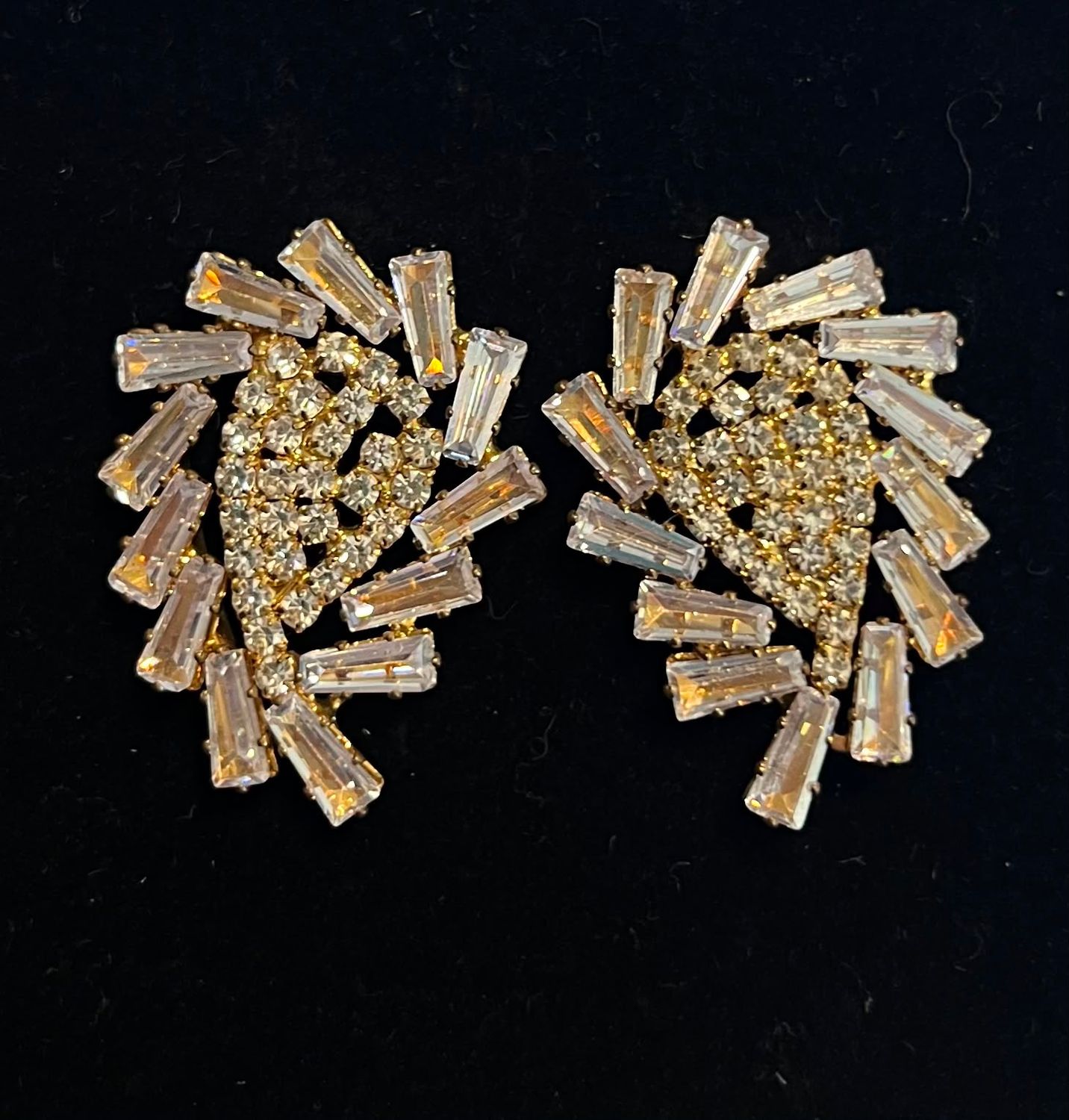 Aretes medianos dorados con cristales silver