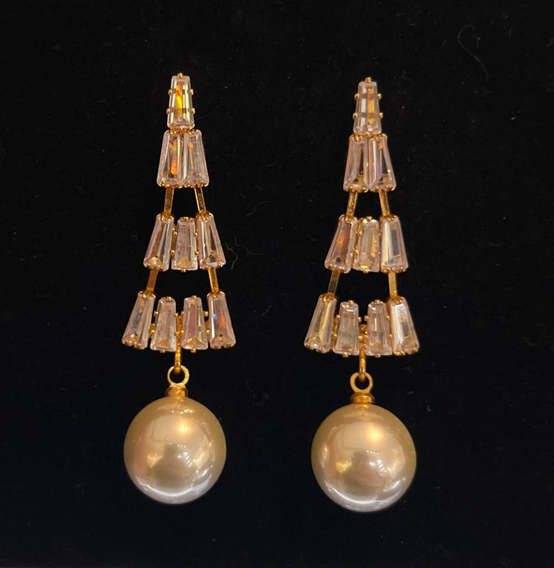 Aretes lardos tipo piramide en dorado con cristales silver  y perla