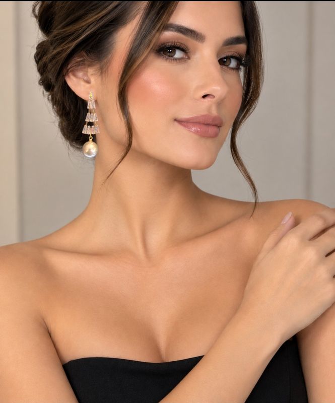 Aretes lardos tipo piramide en dorado con cristales silver  y perla