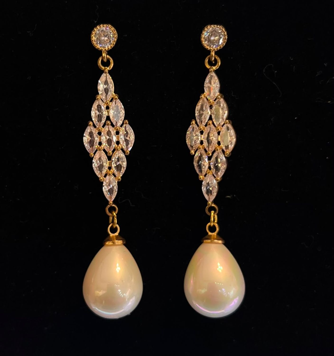 Aretes largos gold con cristales silver y perla en forma de gota