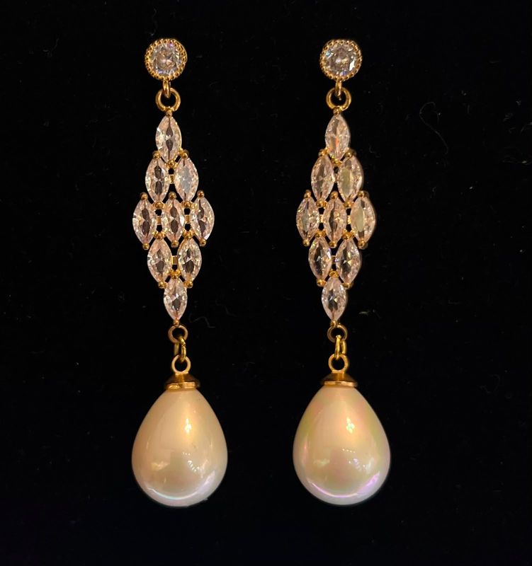 Aretes largos gold con cristales silver y perla en forma de gota