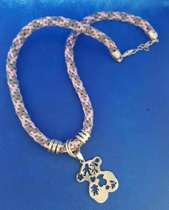 Collar tejido hilo tonos rosa y gris, colgante acero quirurgico y tous