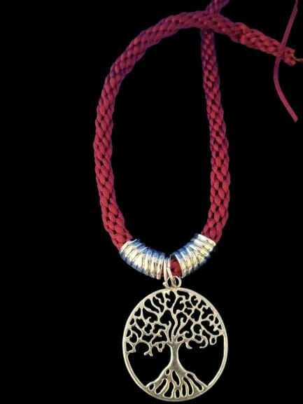 collar tejido a mano color vinotinto colgante plateado arbol de la vida