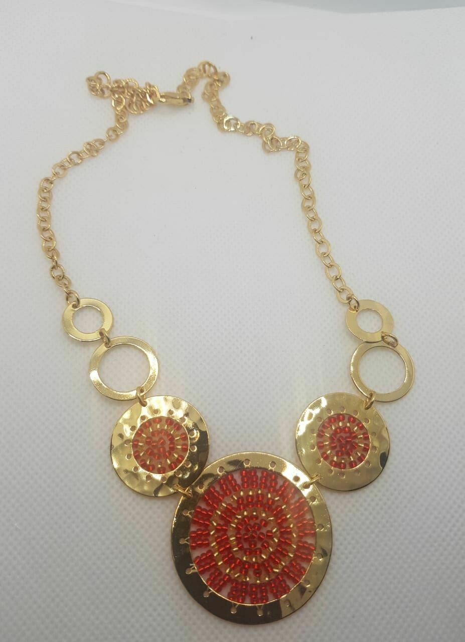 Collar cadena dorada y tres  dijes azul con verde y dorado