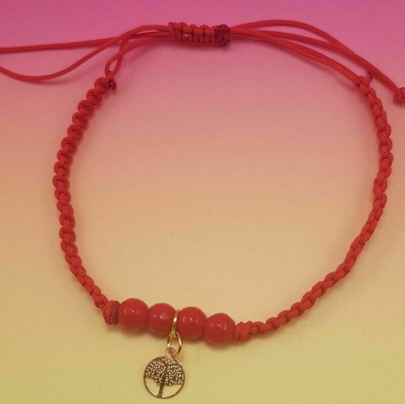 Pulsera tejida macrame rojo colgante arbol de la vida oro