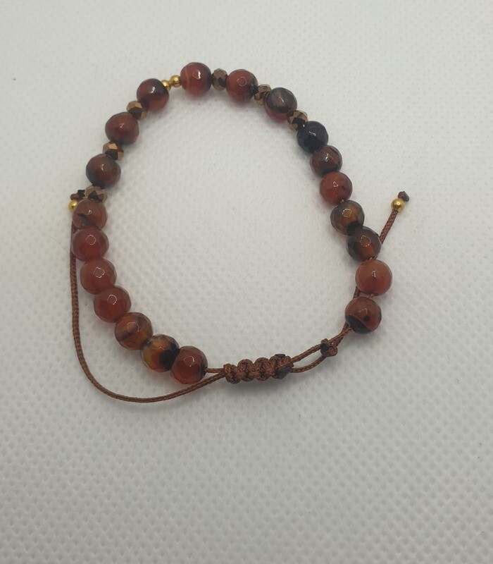Pulsera piedras agata color marron y negro con terminacion en tejido macrame hilo color marron, con separadores dorados y cafe 