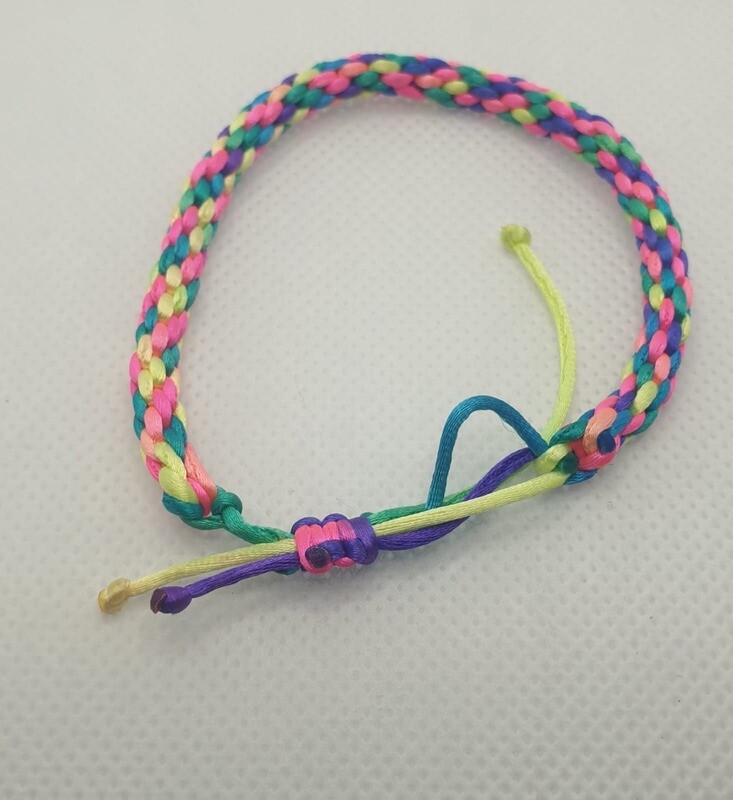 manilla tejida colores amarillo, azul, verde fuccia tonos fluor terminacion macrame