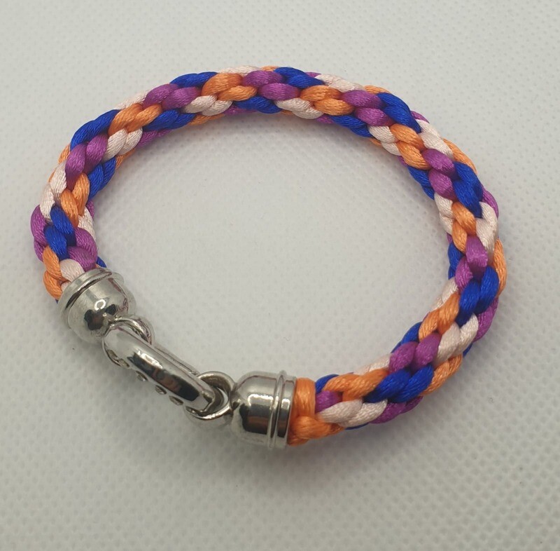 Pulsera tejida multicolor tonos azul ,naranja con broche