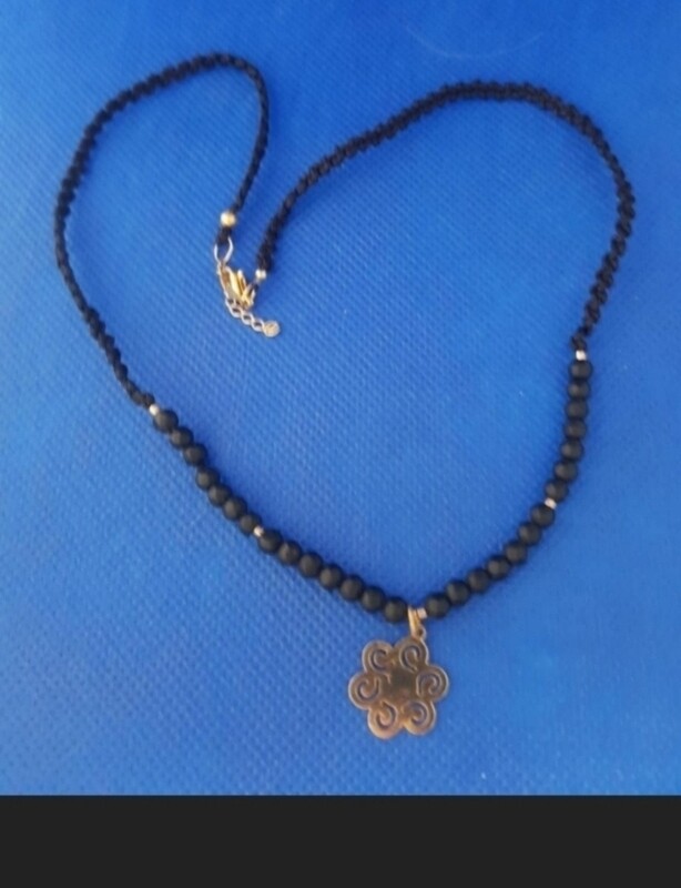 Collar en macrame hilo negro y piedra agatas texturizadas opacas con separadores y colgante en oro