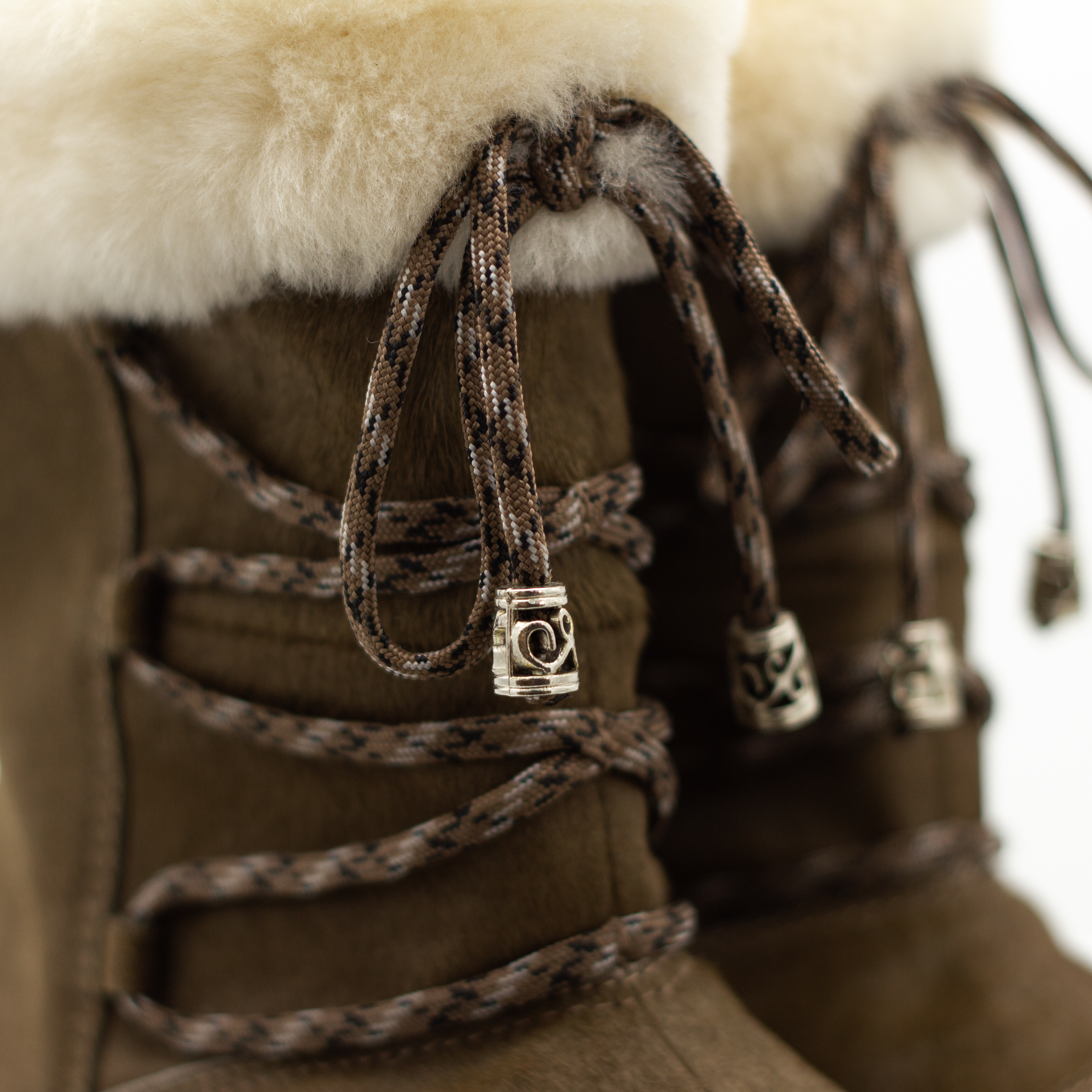 Унты из камуса женские. Мирунт унты. Унты женские якутские фабрика сардана. Как правильно выбрать унты из камуса женские рекомендации. Какие унты теплее.