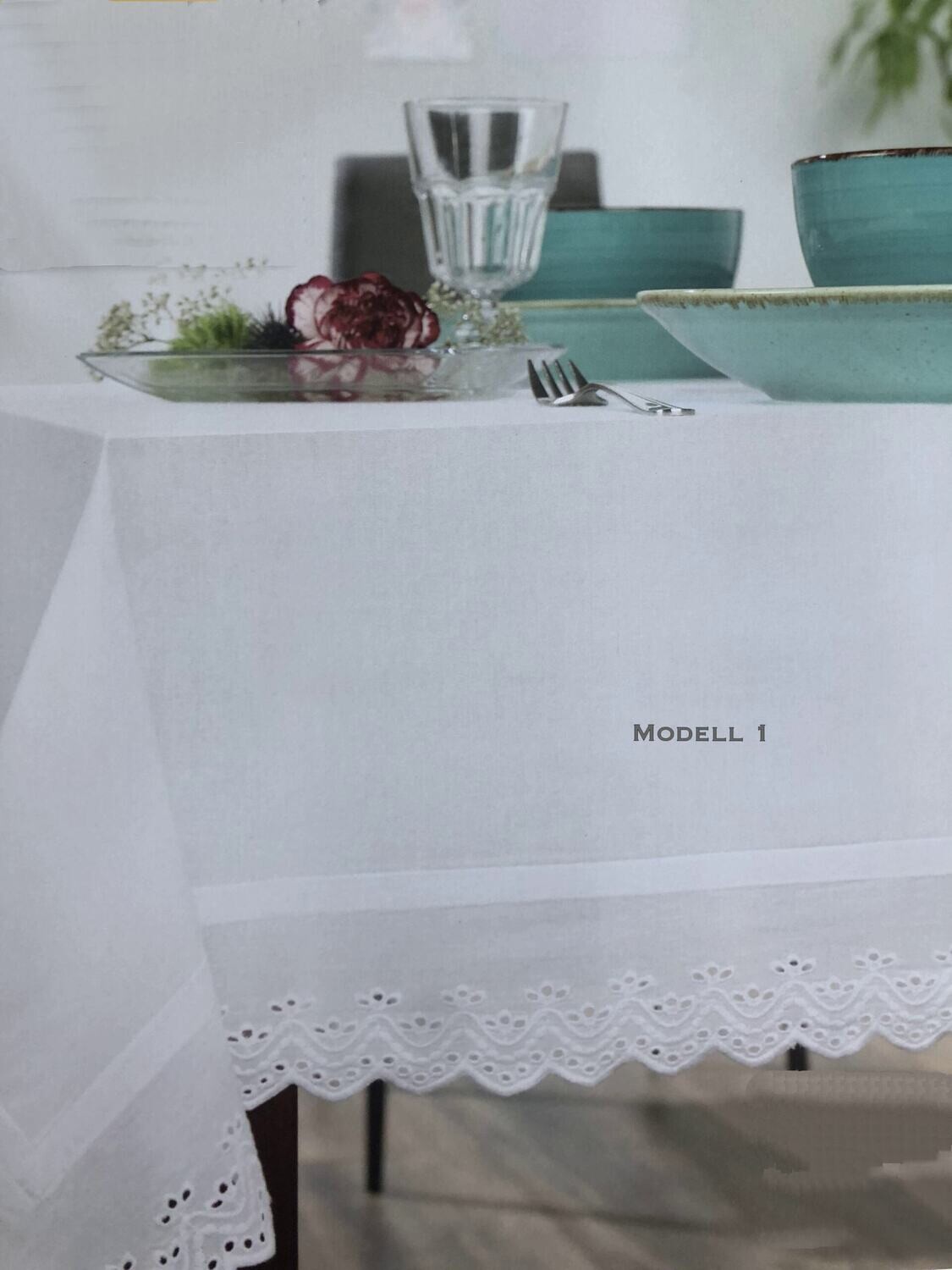 Tischdecke mit Stickerei