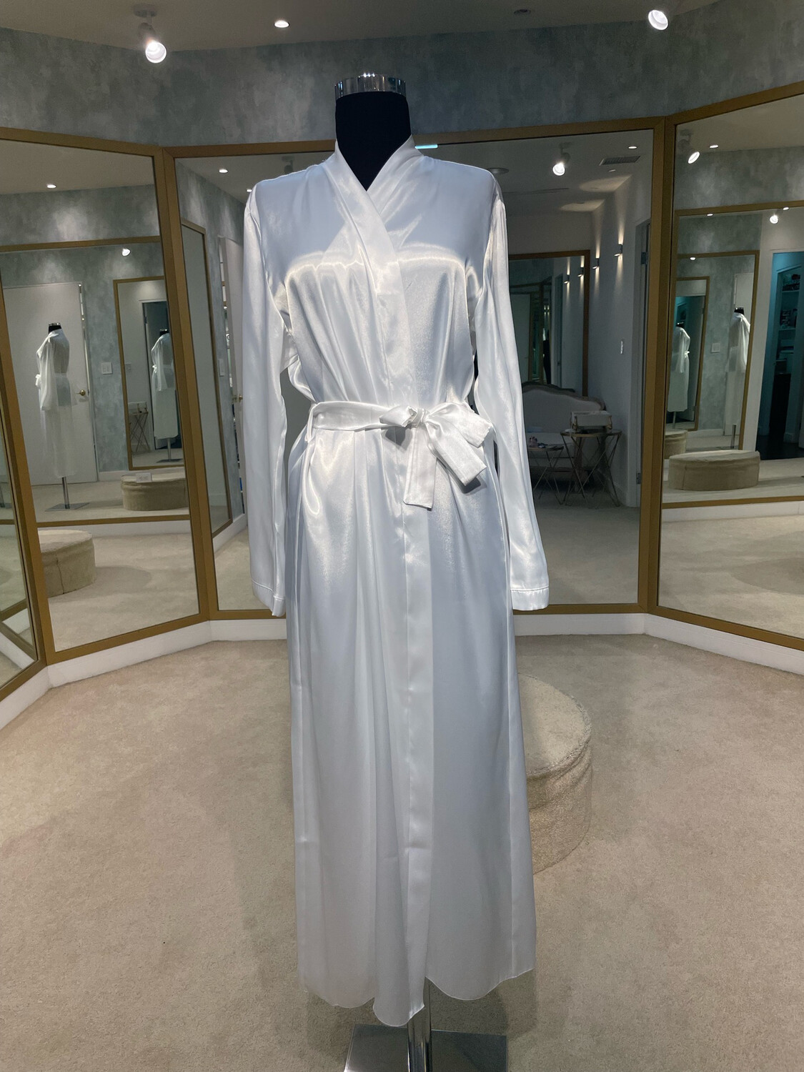 Bata de Seda Blanca Larga con Elegantes Mangas Largas