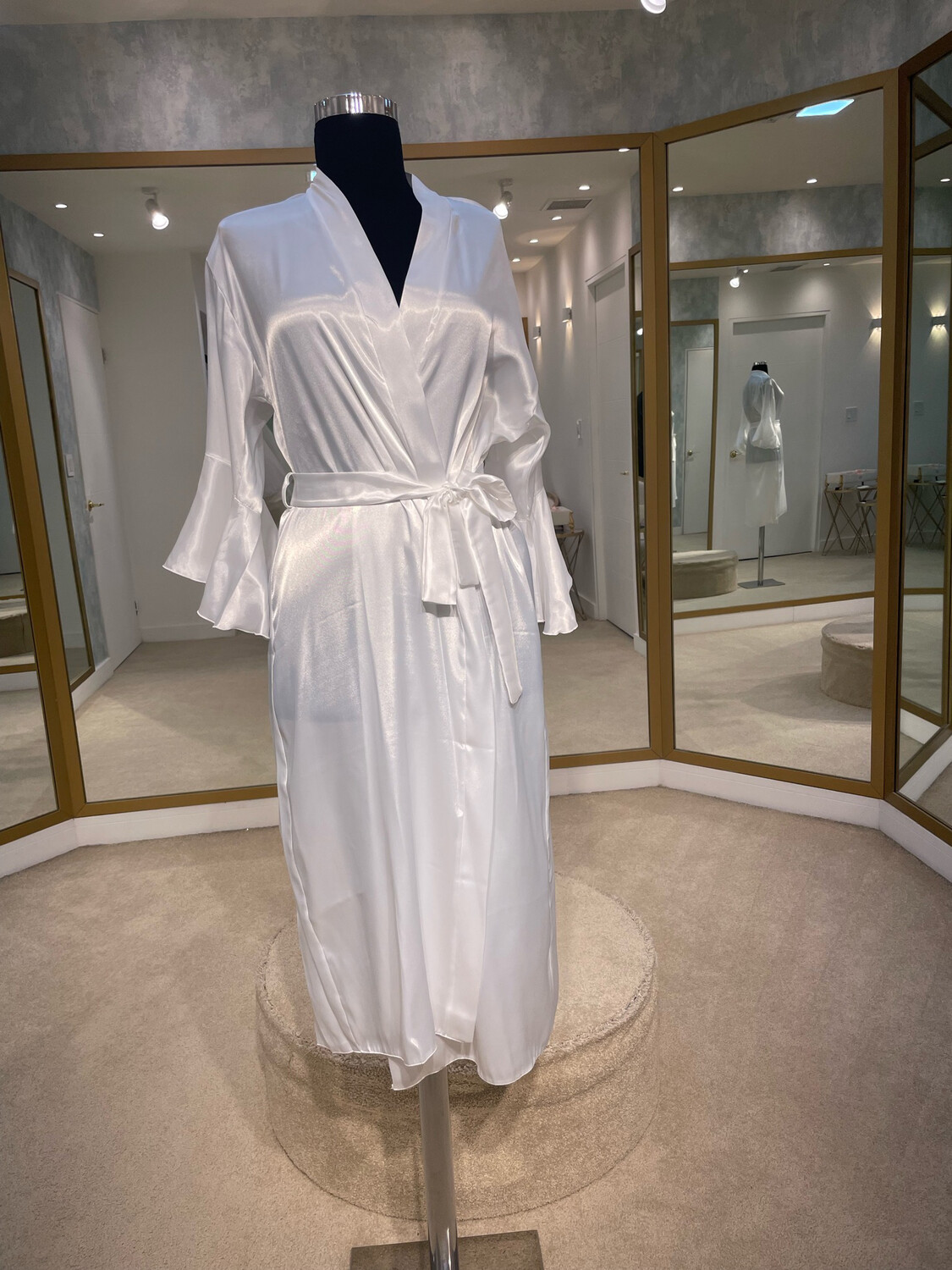 Bata de Seda Blanca Larga con Elegantes Vuelos