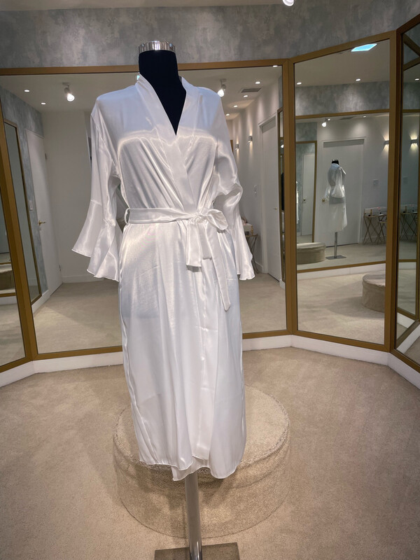 Bata de Seda Blanca Larga con Elegantes Vuelos