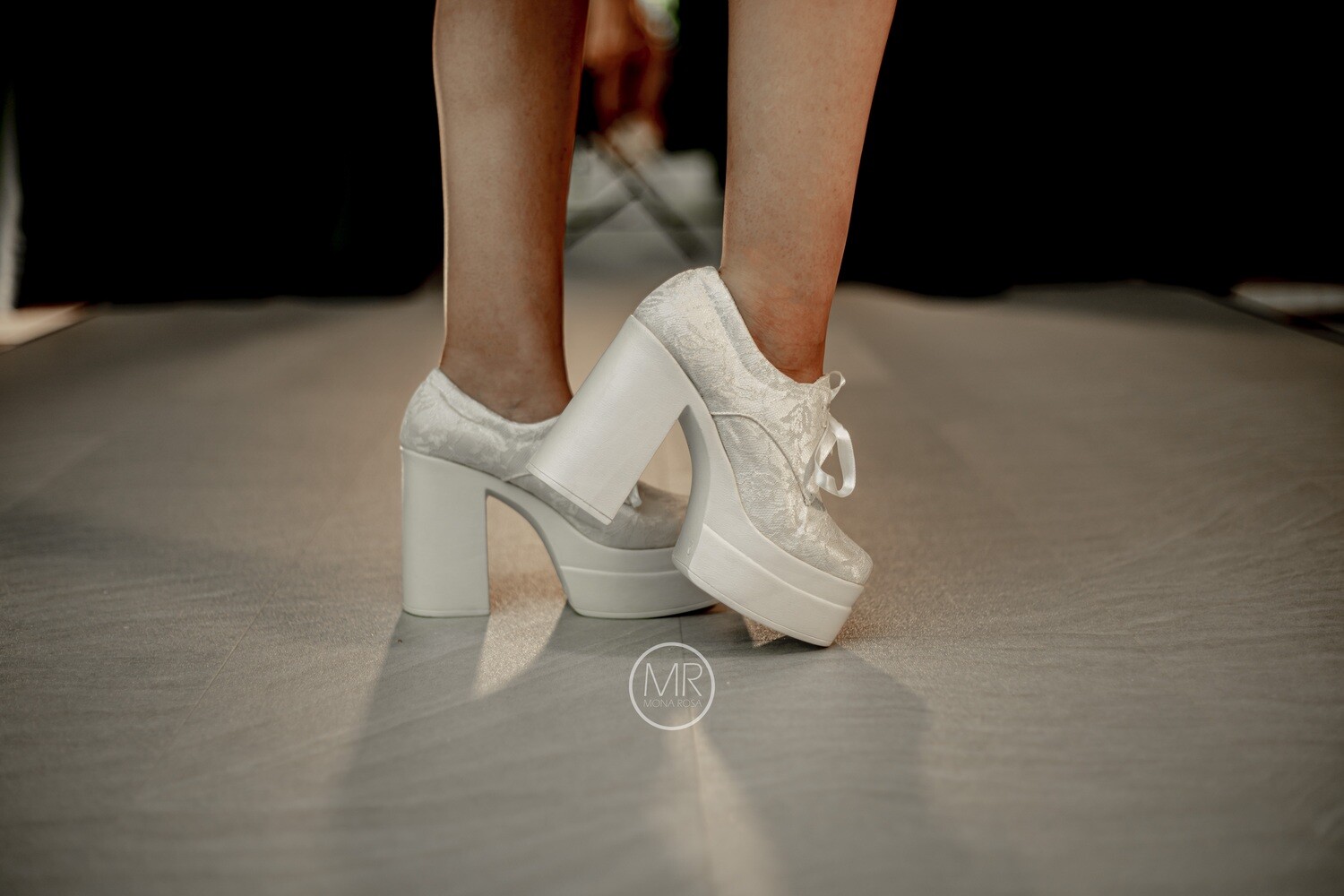 Zapatilla de tacón ancho