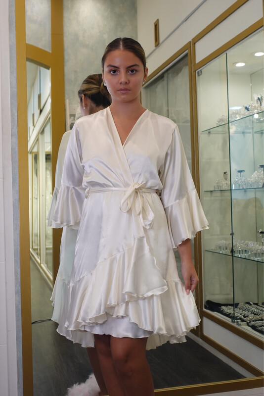 Bata de Seda Blanca con Elegantes Vuelos