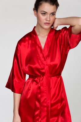 Bata de seda roja