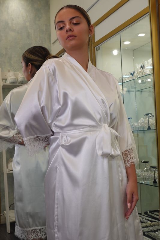 Bata de seda blanca con encajes