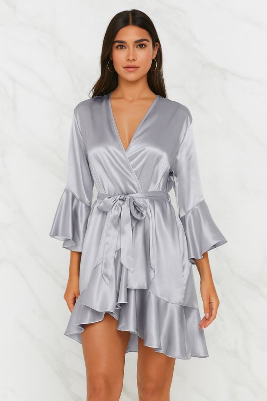 Bata color gris con vuelos